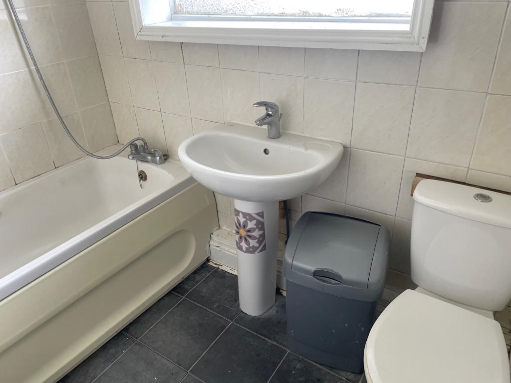 Lot: 120 - THREE-BEDROOM END-TERRACE HOUSE - bathroom